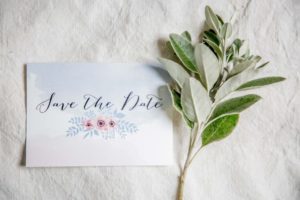 Zum Hochzeitskonzept passende Papeterie löst bei den Gästen bereits Vorfreude aus. Papeterie: Confetti & Cream, Konzept: Fine Weddings & Parties, Foto: Julia Löwe